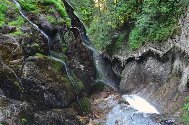 Cascade entre les parois rocheuses des gorges du Durnand, près de Martigny