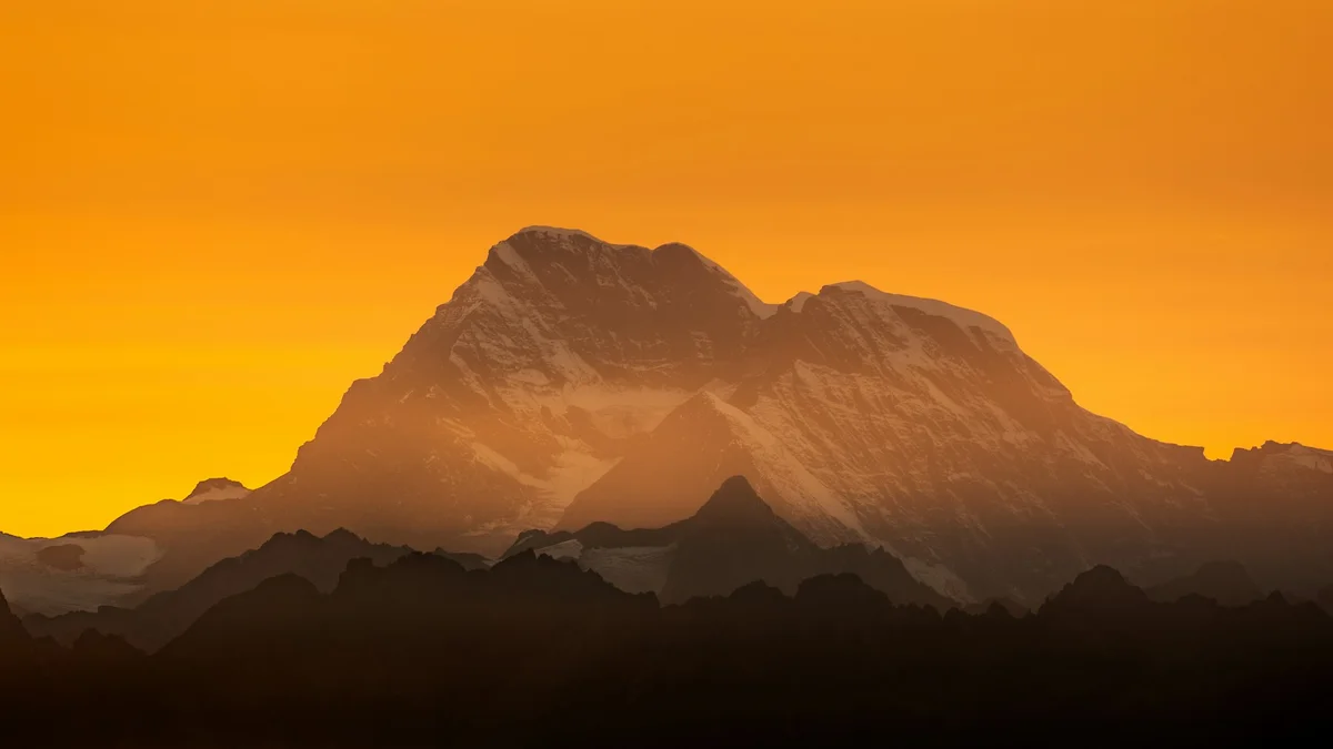Le Grand Combin enneigé dans la lumière du soir