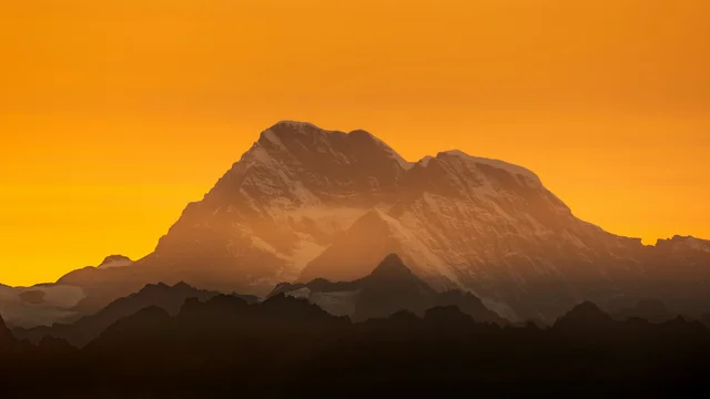 Le Grand Combin enneigé dans la lumière du soir