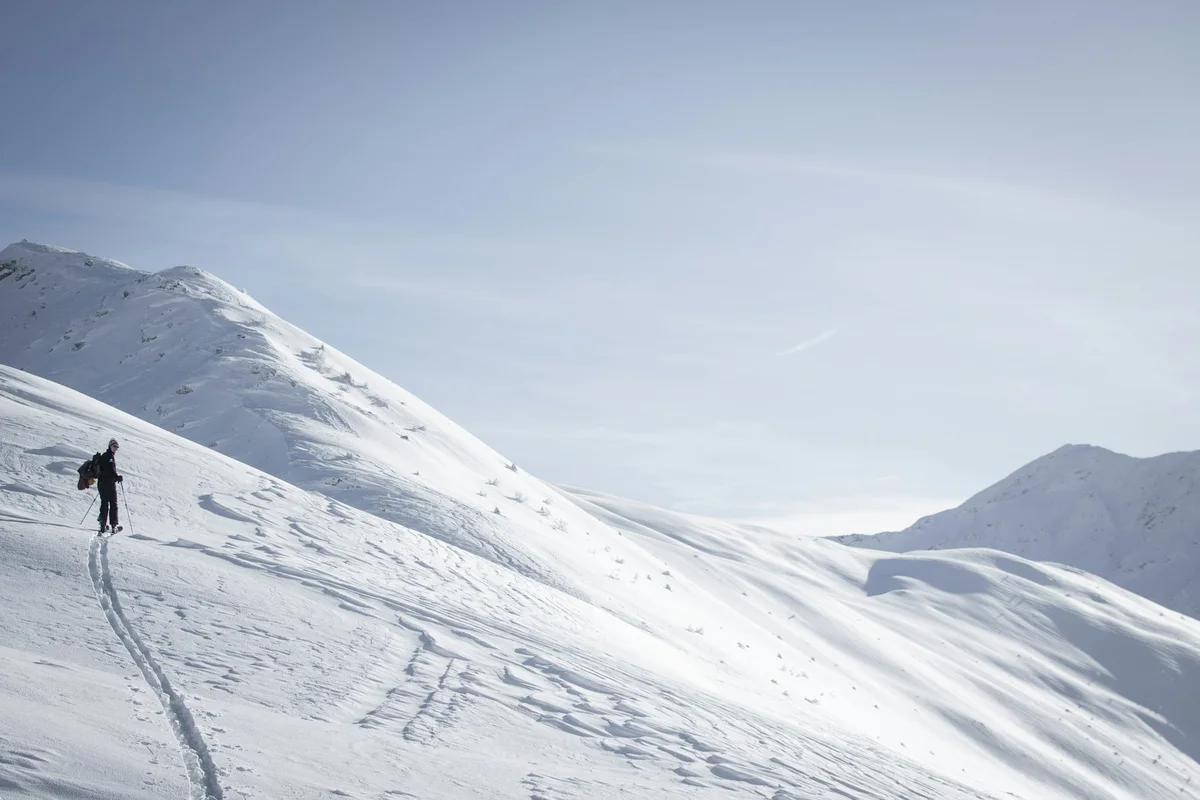 Skieur de randonnée sur une pente enneigée à Verbier