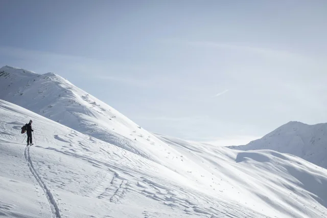 Skieur de randonnée sur une pente enneigée à Verbier
